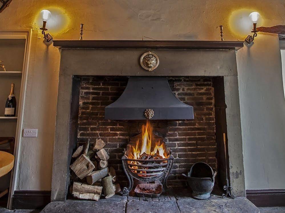 Buckden  The White Lion Inn מראה חיצוני תמונה